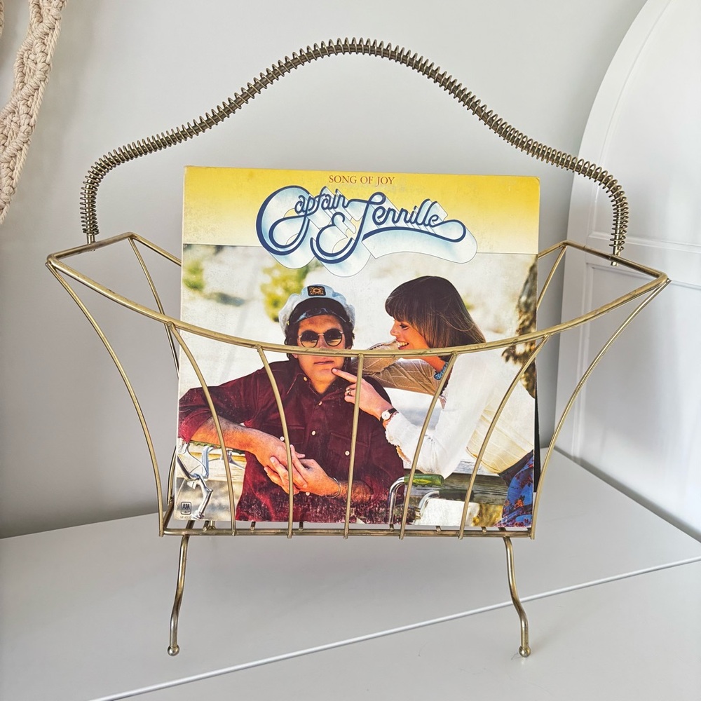 Mid-Century Modern (MCM) Atomic style magazine rack gold-toned spiral handle. - Picture 3 of 12